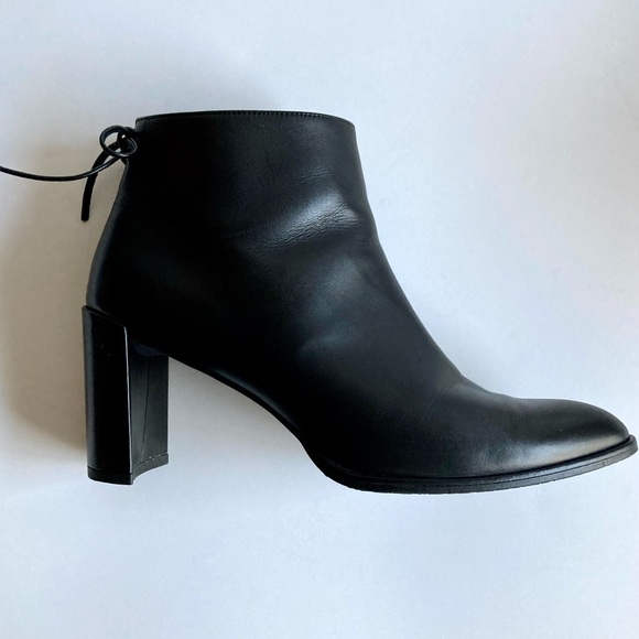 Stuart Weitzman Lofty Bootie, pointy toe, tie back. Black leather size 9. - Picture 9 of 12